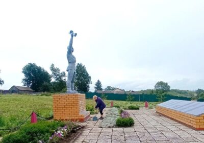 Уборка на памятнике